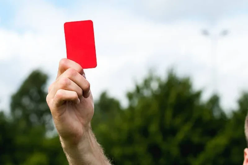 Thẻ đỏ dùng để truất quyền thi đấu của cầu thủ